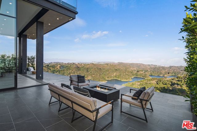 Drew Fenton | 2304 Donella Circle Los Angeles CA | MLS: 7392445