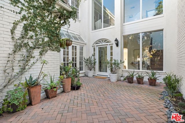 12320 Ridge Circle, Los Angeles CA: https://media.crmls.org/mediaz/412a0873-94a8-4348-a0c0-978073df2010.jpg