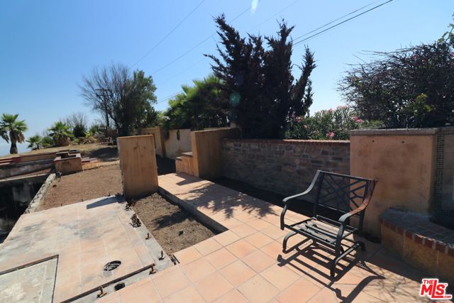 24734 W Saddle Peak Road, Malibu CA: https://media.crmls.org/mediaz/412a2c34-3f0e-4dd9-b9d4-f20db664fa93.jpg