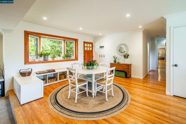 1085 Oak Hill Road #D, Lafayette CA: https://media.crmls.org/mediaz/412b0292-5322-4331-94f3-f731ec8488a1.jpg