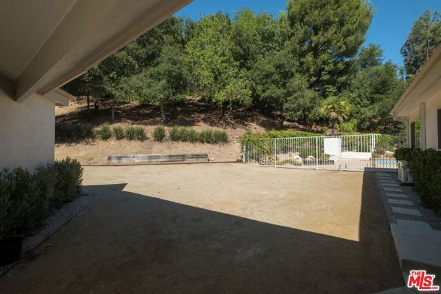 4207 Michelangelo Avenue, Woodland Hills CA: https://media.crmls.org/mediaz/412b7cf2-2388-4728-8d70-d98b90dfbdc9.jpg