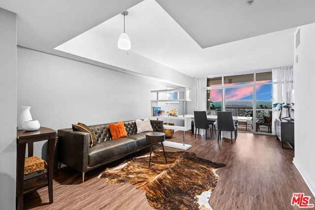 13700 Marina Pointe Drive, Marina del Rey CA: https://media.crmls.org/mediaz/412ba084-a282-4046-bac7-1afbc05686d4.jpg