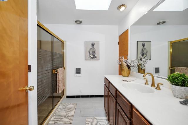 11132 Acalanes Dr, Oakland CA: https://media.crmls.org/mediaz/412cf682-e449-4eaf-af87-6bec375cef5e.jpg