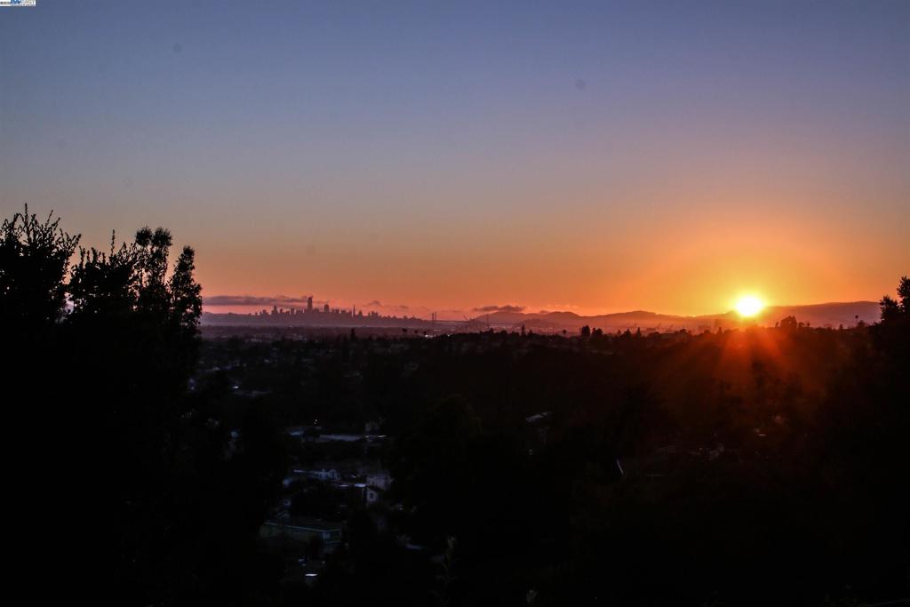 https://media.crmls.org/mediaz/412d3c27-e8f1-4973-b29d-051474777583.jpg?preset=X-Large