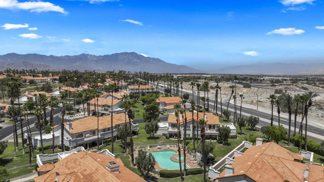 450 Desert Falls N Drive, Palm Desert CA: https://media.crmls.org/mediaz/412d4dfd-54ef-447c-b5c2-6ac6bcbb4da4.jpg