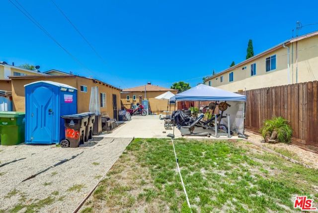 7220 10th Avenue, Los Angeles CA: https://media.crmls.org/mediaz/412d5265-ed9c-4113-a2bd-692d6f76040c.jpg