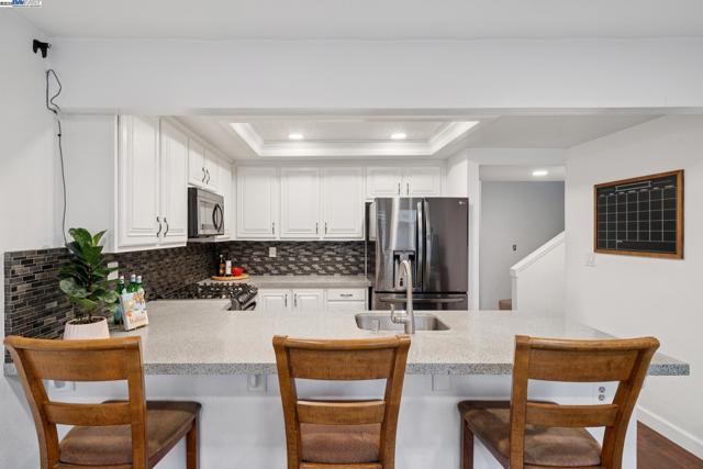 510 Lagunaria Lane, Alameda CA: https://media.crmls.org/mediaz/412d64e8-5480-4194-ac42-57a39e30128b.jpg