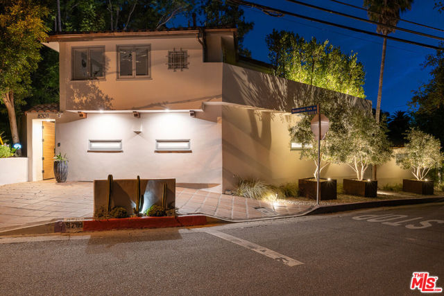 8701 Wonderland Park Avenue, Los Angeles CA: https://media.crmls.org/mediaz/412e42e7-e7e8-42b5-9268-ed8da14b2f69.jpg