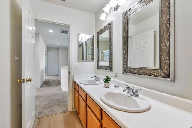 9642 Eagle Hills Way, Gilroy CA: https://media.crmls.org/mediaz/412e8789-0d14-4dc0-bcc4-9caec38f640f.jpg