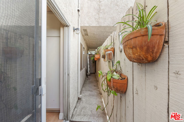 2405 34th Street, Santa Monica CA: https://media.crmls.org/mediaz/412e9ad3-cdcc-4e18-9b67-57c4b30bb038.jpg