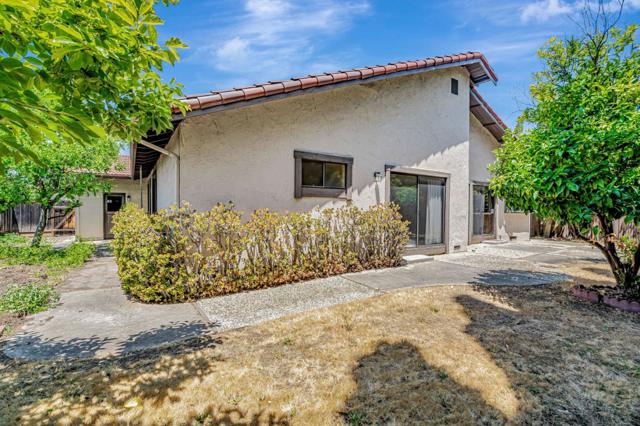 668 Litton Court, Sunnyvale CA: https://media.crmls.org/mediaz/412f464f-51c5-4246-8d5d-17bcb8c77a1e.jpg