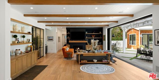 16101 Royal Mount Drive, Encino CA: https://media.crmls.org/mediaz/412fd72d-04ae-46d9-b0d6-0225bea31c94.jpg