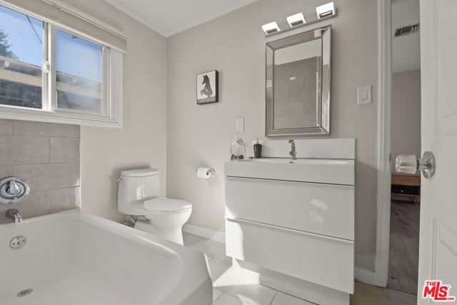 1656 S Rimpau Boulevard, Los Angeles CA: https://media.crmls.org/mediaz/413039c8-99ec-449a-9c04-9506b513d7a7.jpg