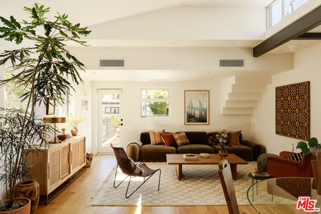 8866 Wonderland Avenue photo 3