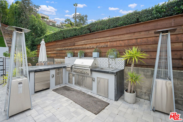 3156 Dona Emilia Drive, Studio City CA: https://media.crmls.org/mediaz/413097d5-bbe5-4c1c-84b4-9ad202a0745b.jpg
