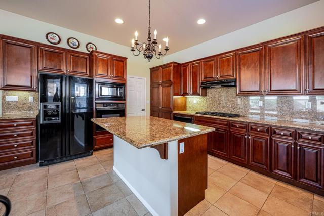 387 MELBOURNE GLN, Escondido CA: https://media.crmls.org/mediaz/4132920f-078d-4801-a9e0-74d612ad6087.jpg