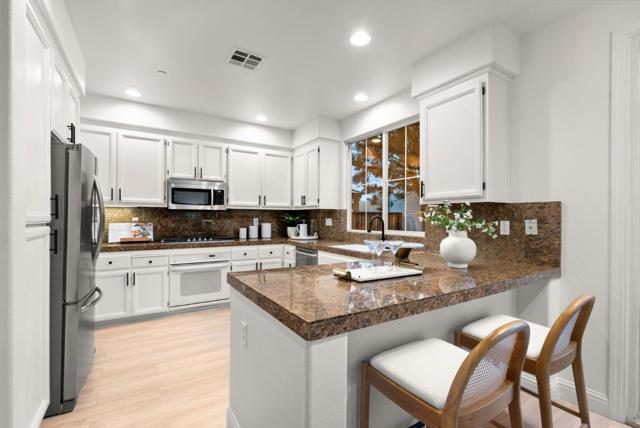 34298 Torrey Pine Lane, Union City CA: https://media.crmls.org/mediaz/41329346-5501-4ce9-a394-974c9bbb76b5.jpg