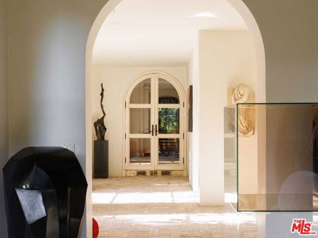 9606 Heather Road, Beverly Hills CA: https://media.crmls.org/mediaz/4132949d-c43b-4ecc-b222-2190eb54fcb6.jpg