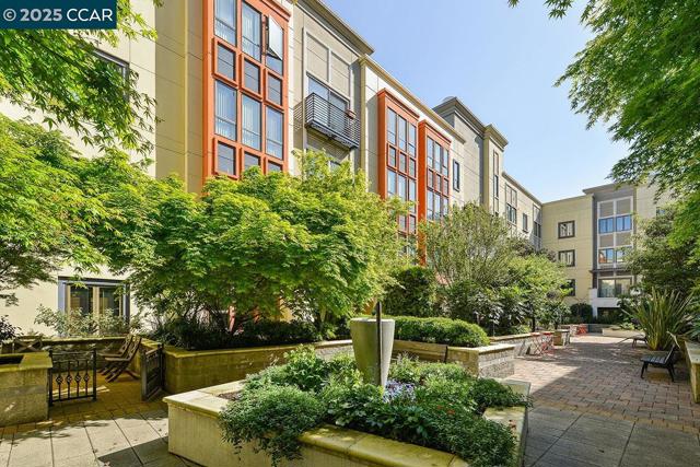 438 W Grand Ave, Oakland CA: https://media.crmls.org/mediaz/41331e37-0ad3-459c-b4d4-466590fa9f9f.jpg