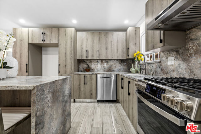 8557 Norwich Avenue, North Hills CA: https://media.crmls.org/mediaz/4133d2d9-3b50-48d0-90e8-8c4157e9d566.jpg