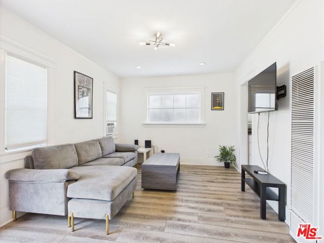 744 Termino Avenue, Long Beach CA: https://media.crmls.org/mediaz/4133e855-c1b3-439a-b4da-c6646ba64081.jpg