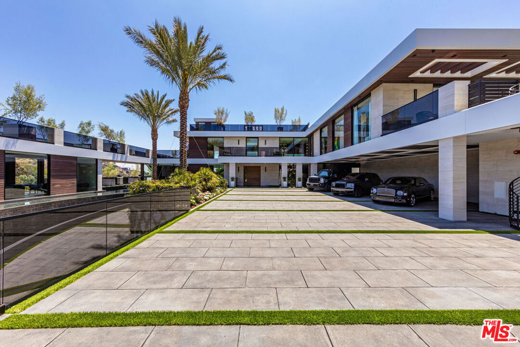 1047 N Bundy Drive