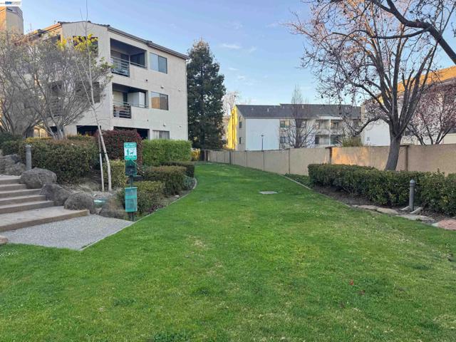39206 Guardino Dr, Fremont CA: https://media.crmls.org/mediaz/41352645-d62b-43e8-884c-ca19eec6bef1.jpg