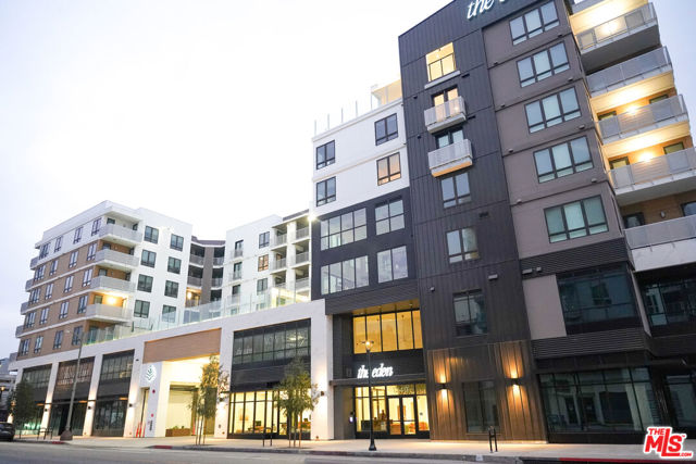 1340 S Hill Street, Los Angeles CA: https://media.crmls.org/mediaz/41364ef7-96ec-4601-afdf-c444d0bd6183.jpg