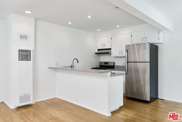 607 Ashland Avenue, Santa Monica CA: https://media.crmls.org/mediaz/4136fc51-9560-4096-8fb8-60d7861f80b6.jpg