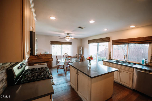 Detail Gallery Image 5 of 20 For 945 Albany Ave, Ventura,  CA 93004 - 2 Beds | 2 Baths