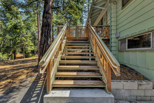 52551 Pine Ridge Road, Idyllwild CA: https://media.crmls.org/mediaz/4138a1cc-9c06-493b-960d-5fbf0e555d05.jpg