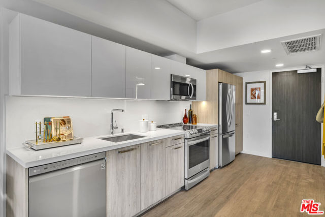 2801 Sunset Place, Los Angeles CA: https://media.crmls.org/mediaz/41391f47-556a-4f97-beba-707863d83b67.jpg