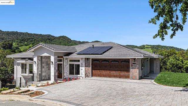 130 Arbor View Ln, Lafayette CA: https://media.crmls.org/mediaz/4139b900-06c4-4bbb-8c96-ae25d216184b.jpg
