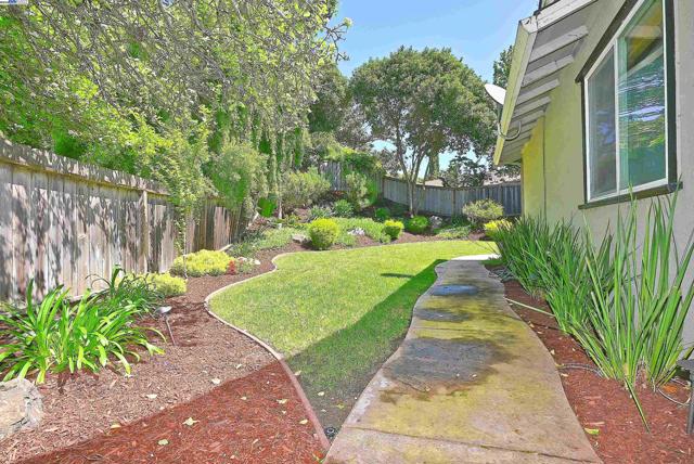 7776 Dublin Green Ct, Dublin CA: https://media.crmls.org/mediaz/413a0087-b87b-4206-b1d1-5a2e9a7bc58a.jpg
