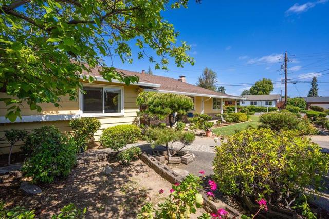 18654 Aspesi Drive, Saratoga CA: https://media.crmls.org/mediaz/413a17bc-fb3a-4e2f-8c07-dbe2df4e864a.jpg