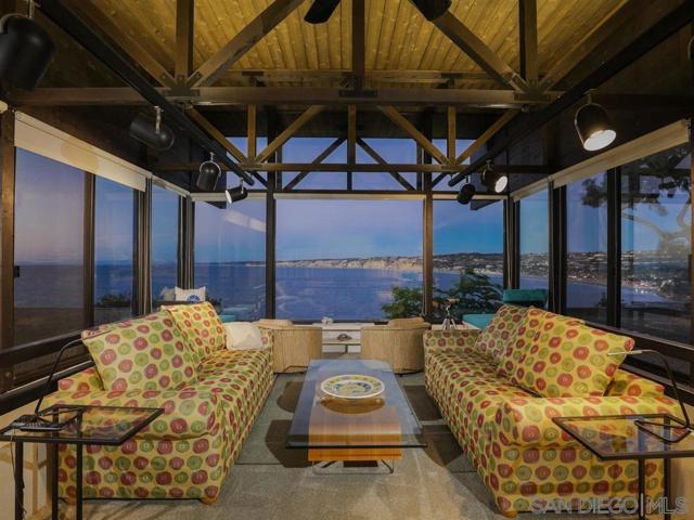 7963 Prospect Pl, La Jolla CA: https://media.crmls.org/mediaz/413a2e2a-c0ff-4dda-bfe2-070f8695d13f.jpg