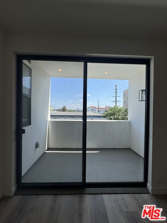 919 S Harvard Boulevard, Los Angeles CA: https://media.crmls.org/mediaz/413a5d86-fbf8-432e-8a45-15278448a2b6.jpg