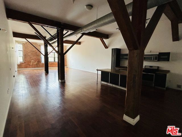 652 Mateo Street, Los Angeles CA: https://media.crmls.org/mediaz/413abd4b-5862-4733-8ac1-c89153095516.jpg