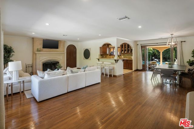 13800 Erwin Street photo 4