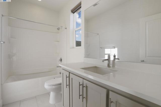 2208 Daimler St, Lathrop CA: https://media.crmls.org/mediaz/413cba04-aa11-4804-baa5-2c20ac1d39d8.jpg