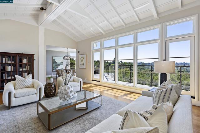 24 La Campana Rd, Orinda CA: https://media.crmls.org/mediaz/413f558f-853e-40b9-a999-d9884fec2bf4.jpg
