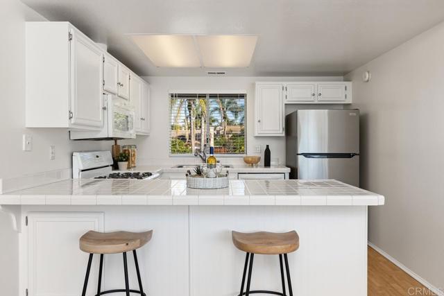 Detail Gallery Image 3 of 42 For 1330 Palomar Pl #7,  Vista,  CA 92084 - 3 Beds | 2 Baths