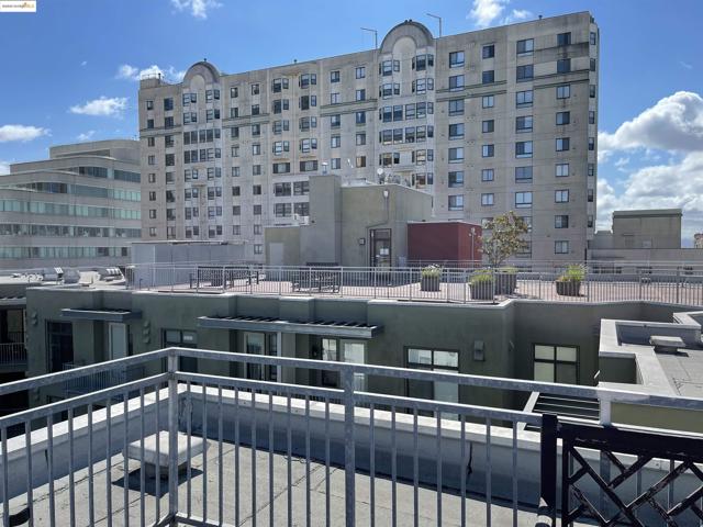 989 Franklin St, Oakland CA: https://media.crmls.org/mediaz/413f9b2b-4d5c-40ec-8334-a740ecf319d9.jpg
