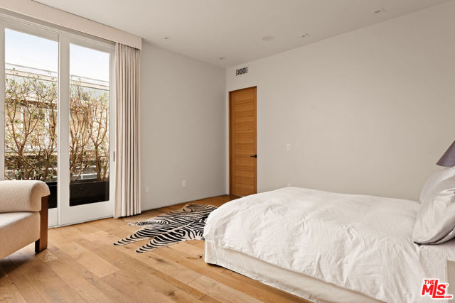 2341 Wilson Avenue, Venice CA: https://media.crmls.org/mediaz/41404661-cad9-49c7-8cd8-dbb9ce5f1ad1.jpg