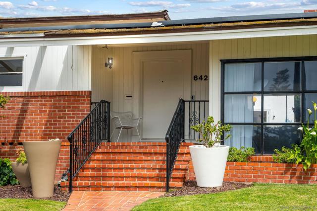 6423 Avenida Cresta, La Jolla CA: https://media.crmls.org/mediaz/41412258-bf51-40fd-99ae-2f351e093154.jpg
