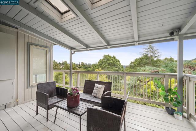 12 La Cresta Rd, Orinda CA: https://media.crmls.org/mediaz/41421b45-e06c-4fb5-ab34-13c537813f4d.jpg