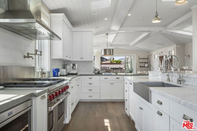636 12th Street, Manhattan Beach CA: https://media.crmls.org/mediaz/4142adbd-0c43-47f7-b7cc-39186ef2f773.jpg