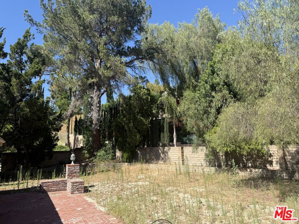 https://media.crmls.org/mediaz/4142d55b-c9c5-498a-ad8f-0c909626f361.jpg?preset=X-Large