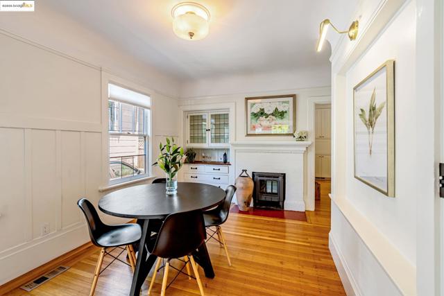 6108 Hillegass Ave, Oakland CA: https://media.crmls.org/mediaz/4143740c-e584-425e-924f-a31cd4b9a0c8.jpg