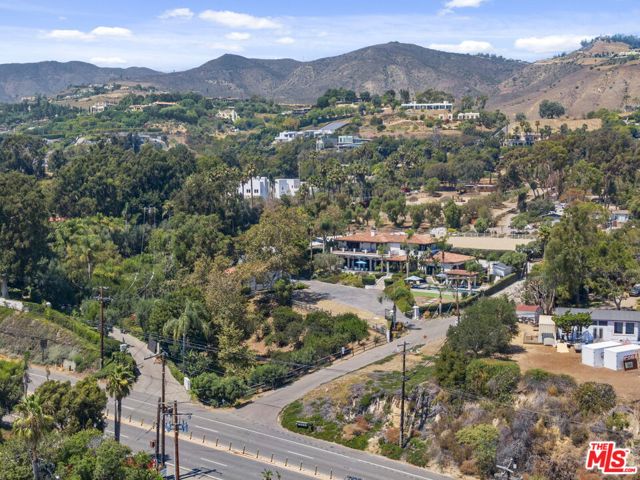 27355 Pacific Coast Highway, Malibu CA: https://media.crmls.org/mediaz/4143ea8b-36a8-4964-8acc-afe26fd07afc.jpg